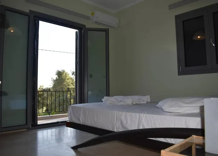 Sunset Lefkas 圣爱奥尼斯米科